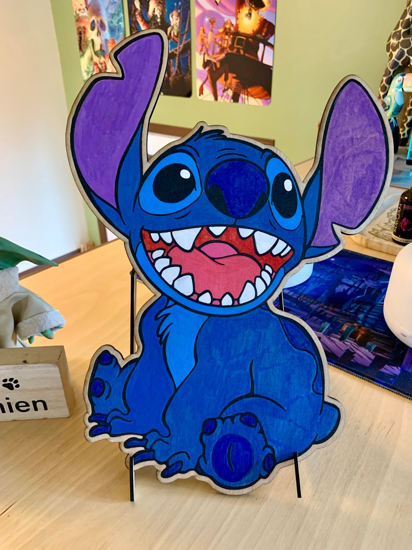 Stitch en bois et peint à la main