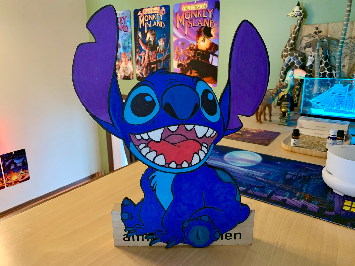 Stitch en bois et peint à la main
