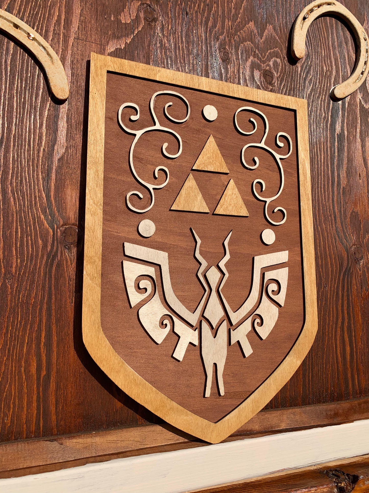 Bouclier Hero’s Shield en bois teint avec effet 3D (13 x16)