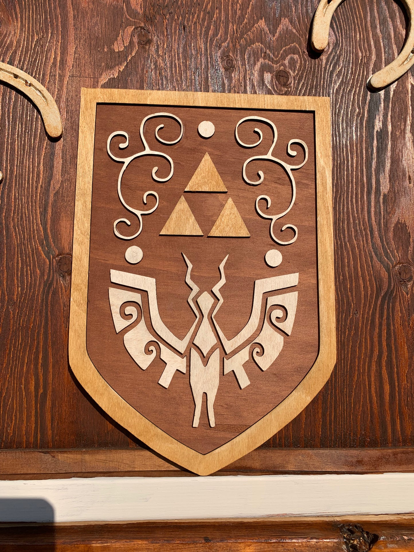 Bouclier Hero’s Shield en bois teint avec effet 3D (13 x16)