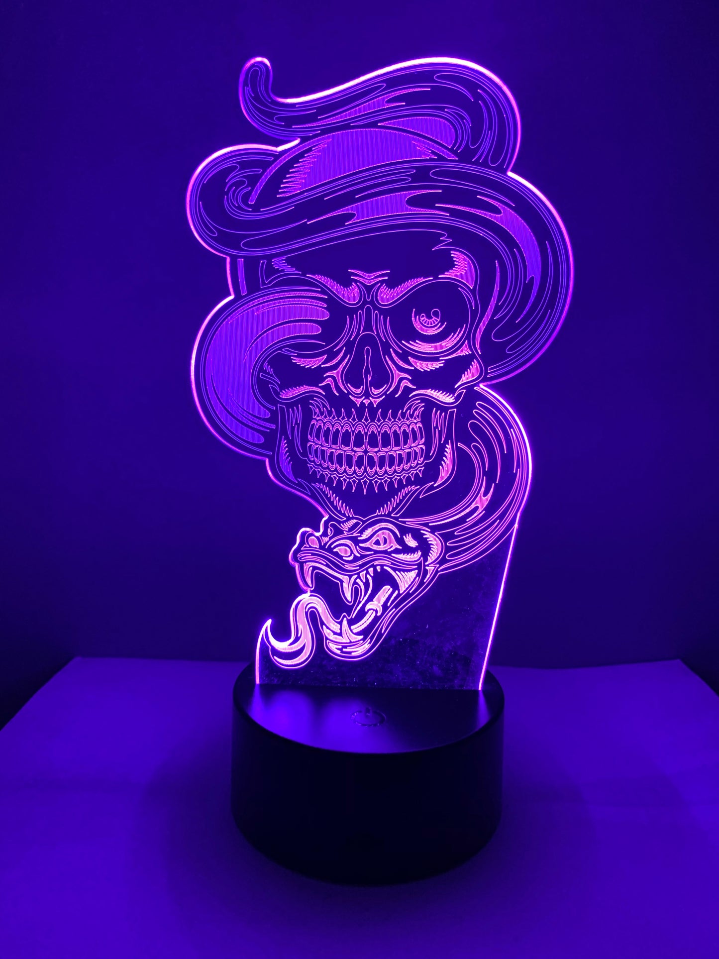 Lampe 3D DEL Crâne squelette et serpent (Tête de mort)