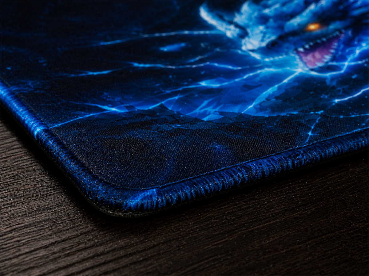 Gros plan de la couture imprimée du tapis Dragon électrique