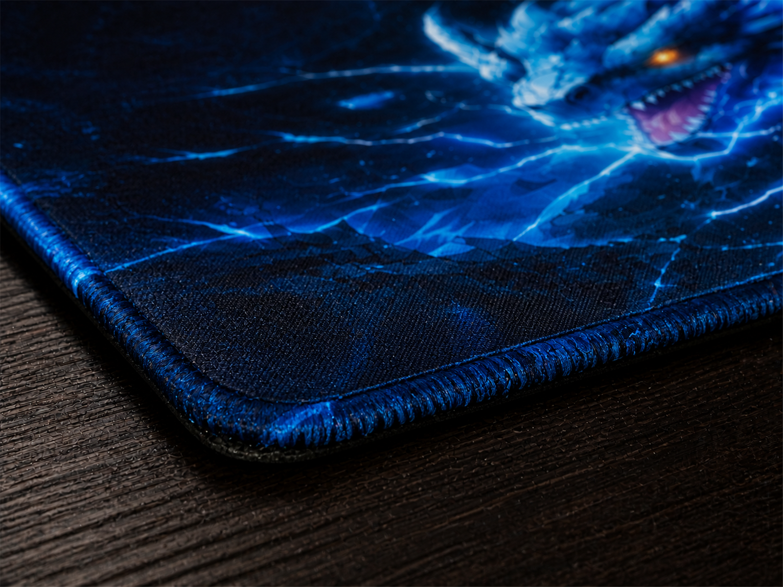 Gros plan de la couture imprimée du tapis Dragon électrique