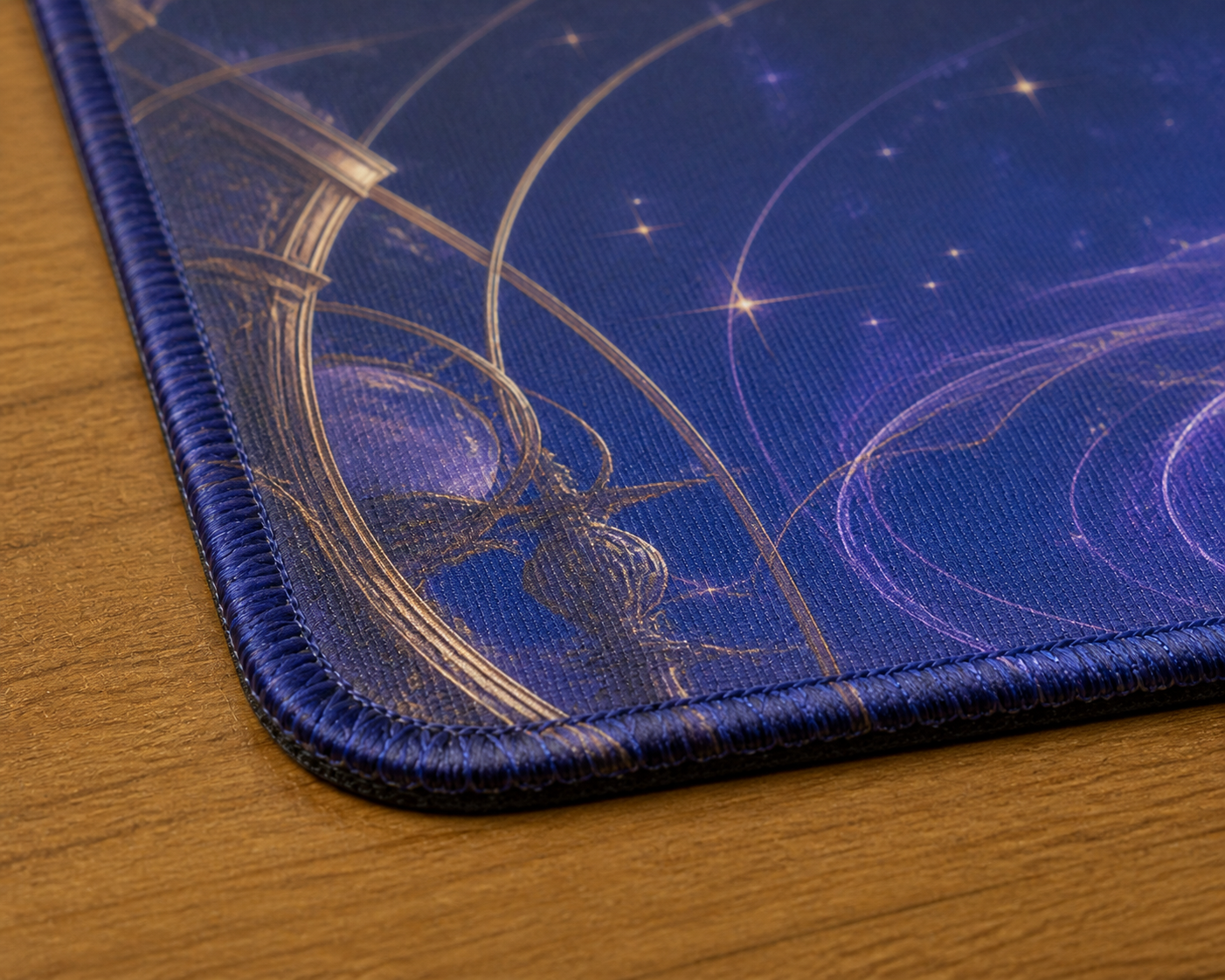 Gros plan de la couture et de la texture du playmat Gardienne céleste