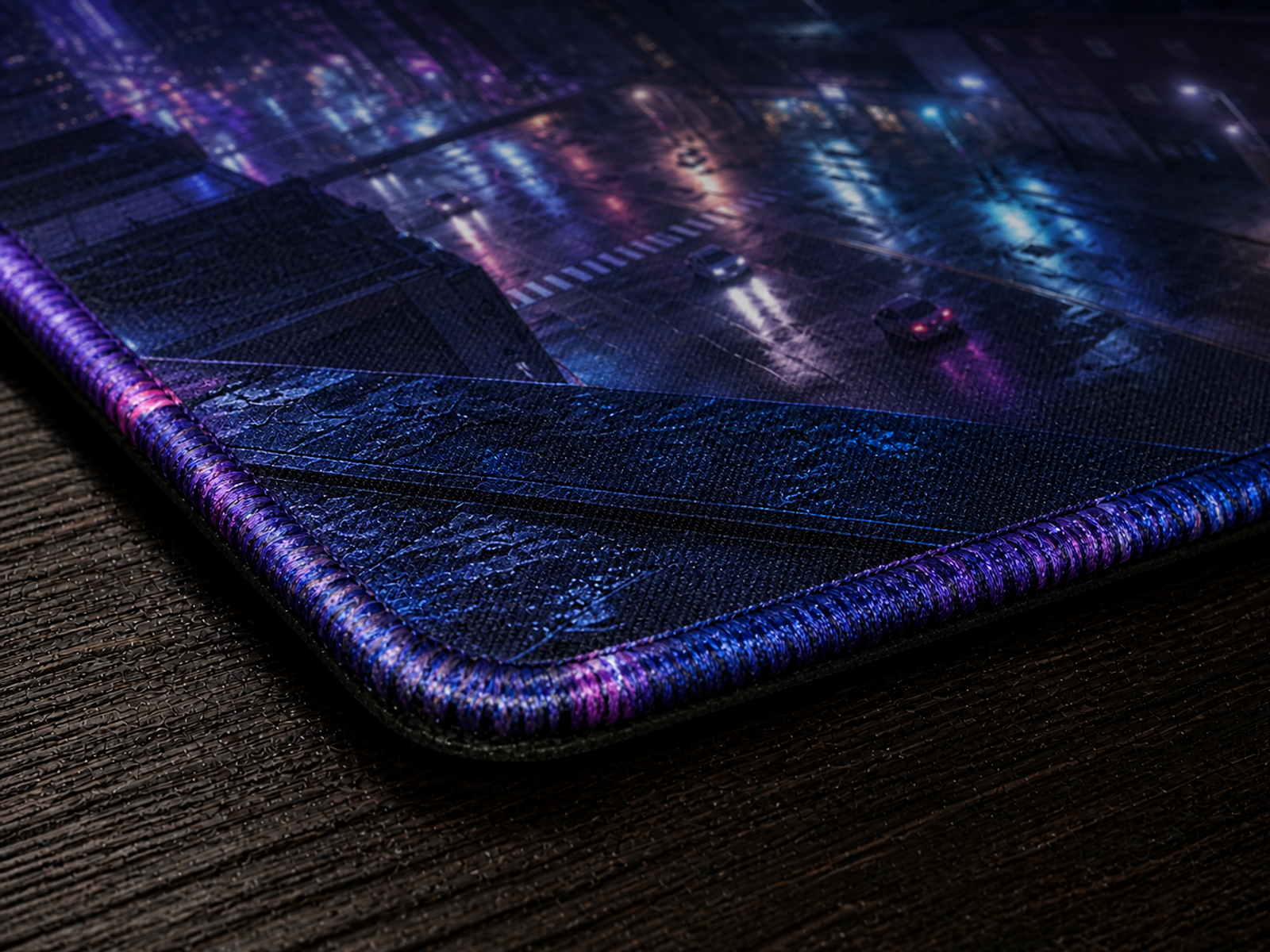 Détail de la couture imprimée du tapis de souris Cyberpunk Ville néon