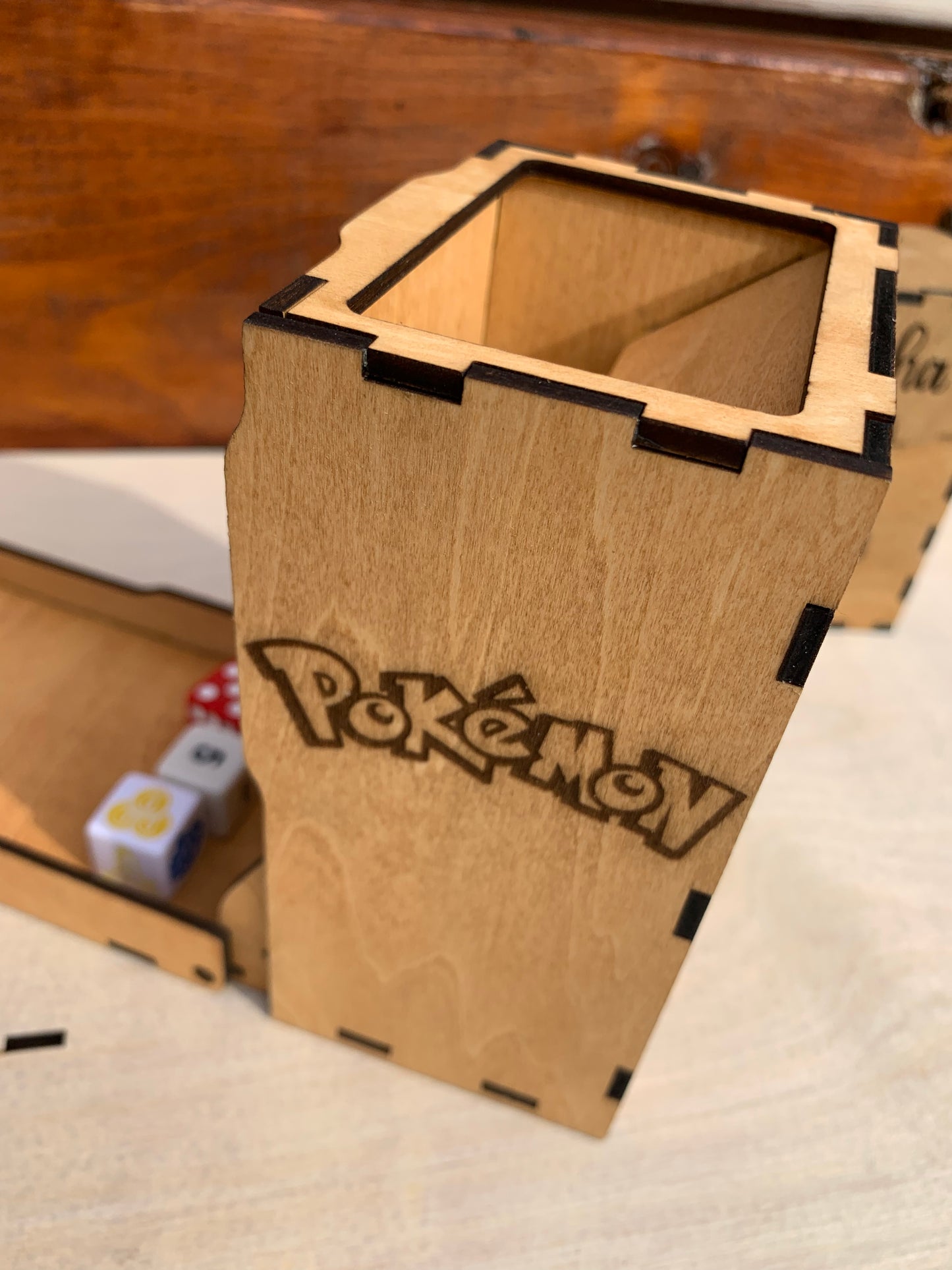 Tour à dés teinte et assemblée à la main Pokémon (modèle refermable)