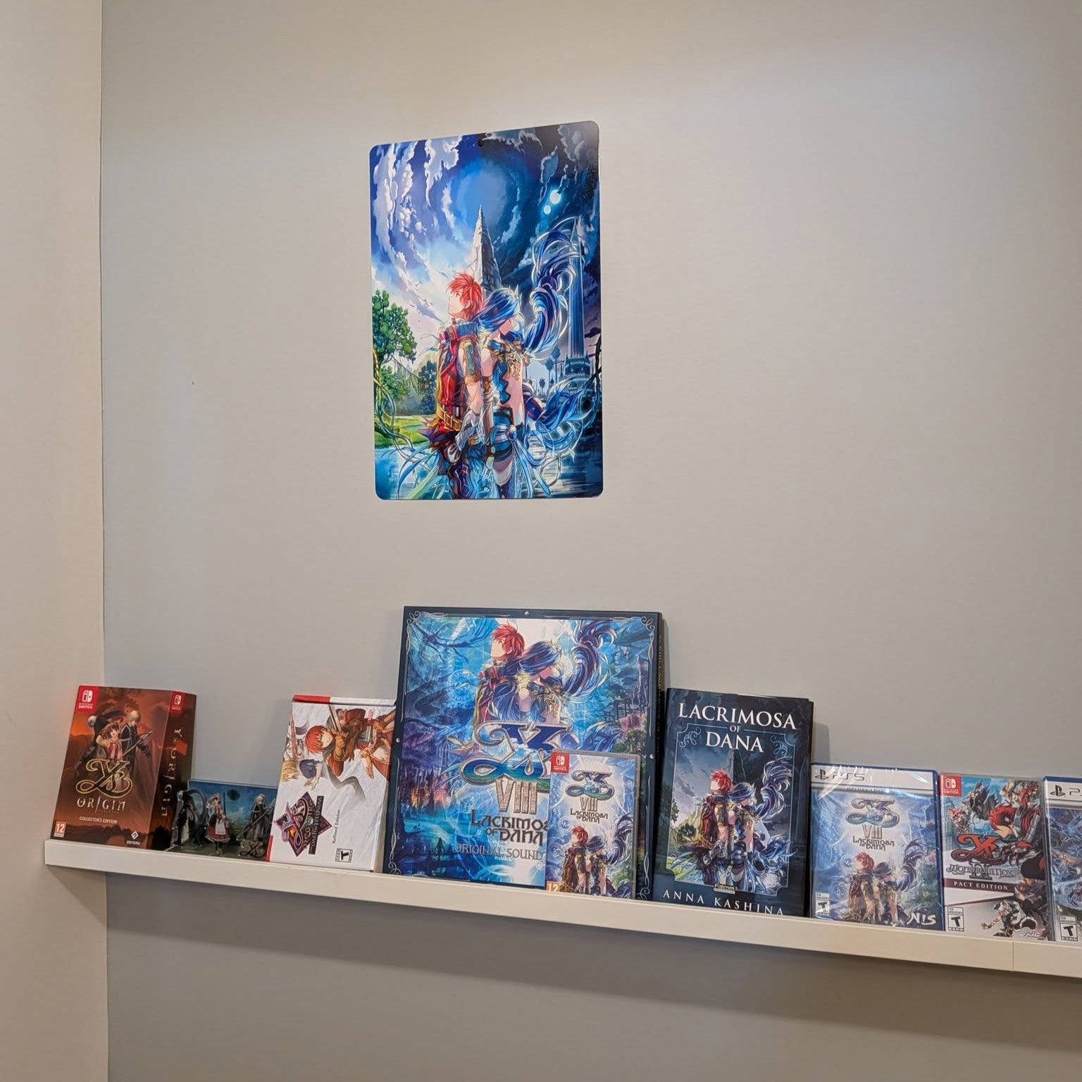 J’ai commandé plusieurs fois, entre autres cette affiche métallique de Ys VIII. J’ai toujours été satisfait des produits reçus, qu’il s’agisse d’aimants pour le frigo, d’affiches métalliques ou même d’une horloge à l’effigie de Final Fantasy — celle qui a commencé le bal des commandes horlogères! De bons et beaux produits, et des commandes traitées rapidement et efficacement.