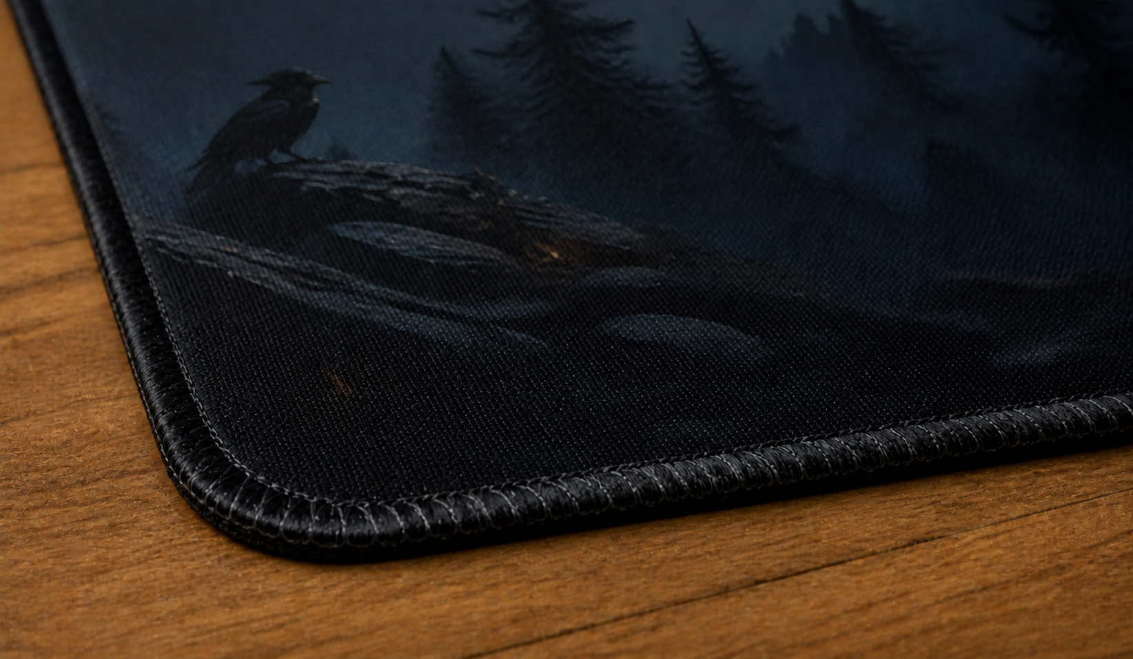 Gros plan de la couture et de la texture du playmat Chasse nocturne