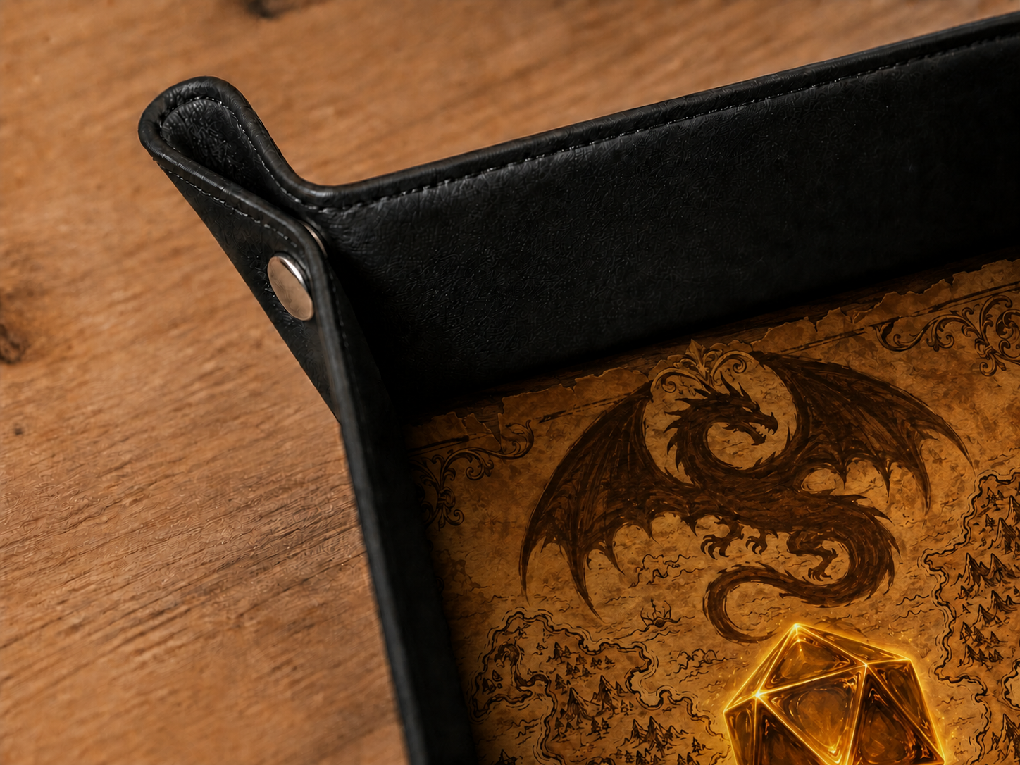 Gros plan de la couture, du similicuir et du bouton-pression du plateau Cartographe des dragons