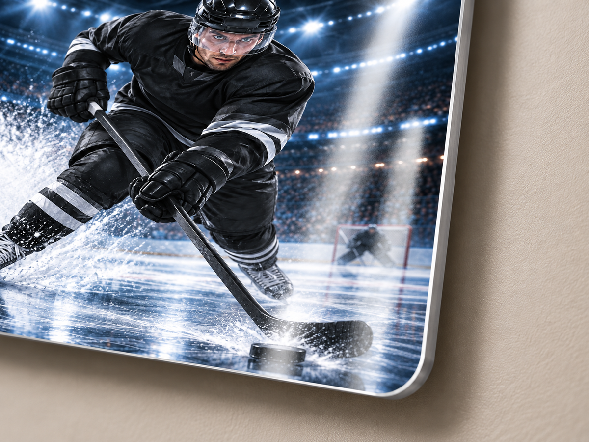 Gros plan sur le fini glossy d’une affiche métal hockey personnalisable